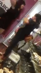 Người chủ shop tát thẳng mặt nữ nhân viên.