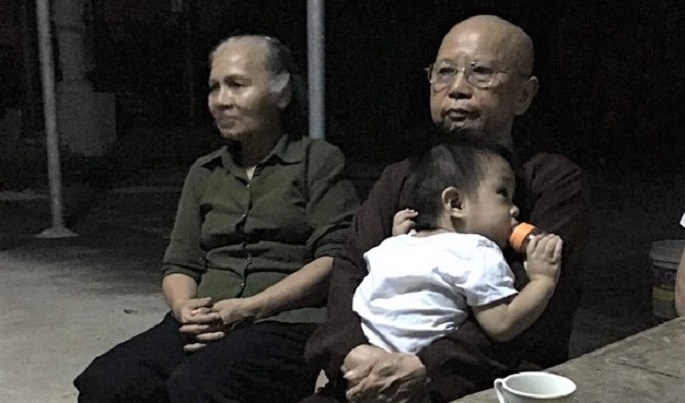 Bé trai hiện đang được trụ trì chùa La Chợ trông coi, chăm sóc