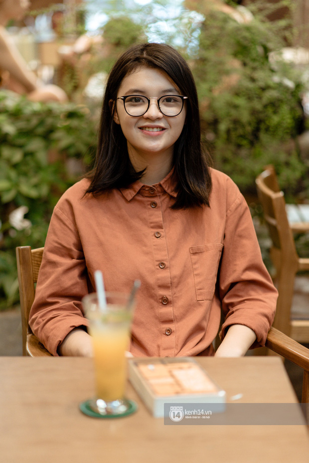 Nữ sinh Nguyễn Ngọc Hà (sinh năm 2002, học sinh lớp 12 trường THPT Chuyên ĐH Sư Phạm Hà Nội) đã gây sốt khi đạt được điểm thi IELTS với số điểm đáng mơ ước là 8.5.