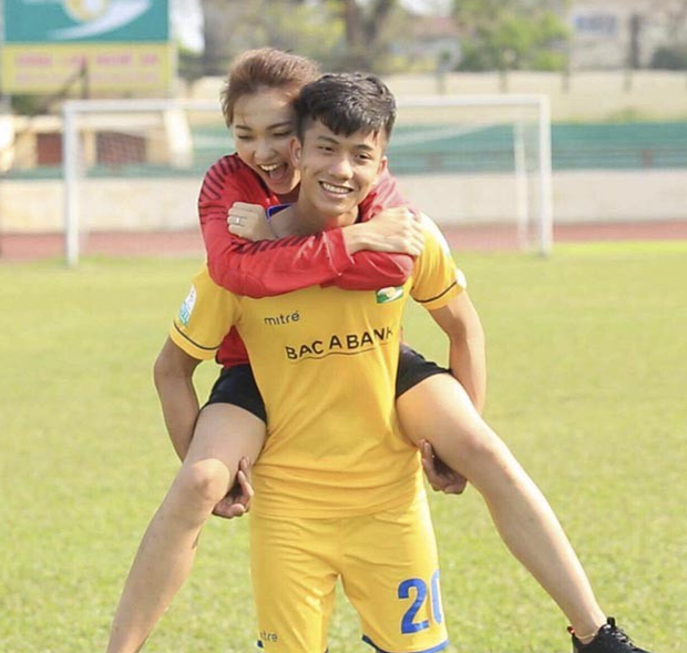 Nhìn thế này mà bảo là bạn thì cũng chịu.