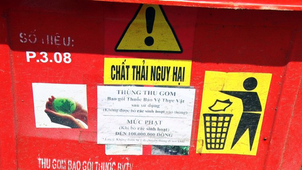 Hướng dẫn phân loại rác và chế tài xử phạt được ghi rõ trên vỏ thùng rác..