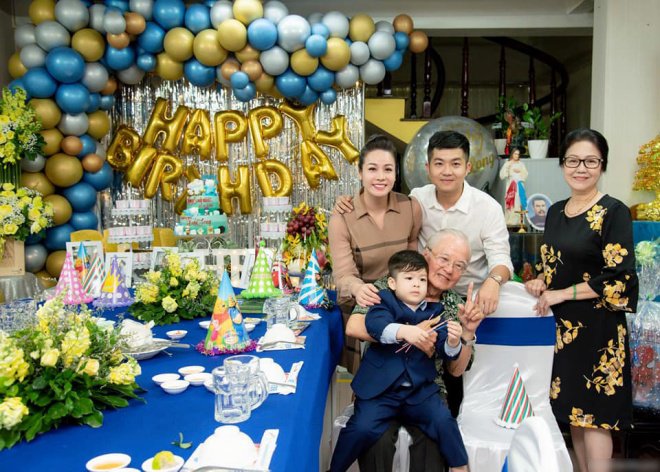 Chồng cũ ôm vai Nhật Kim Anh tình cảm, chụp ảnh cùng ông bà nội và bé Bửu Long.