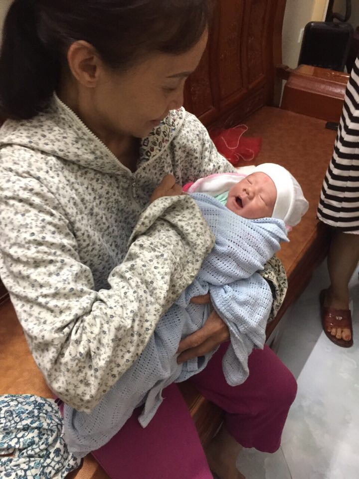 Bé trai bị bỏ rơi trước cổng nhà dân.