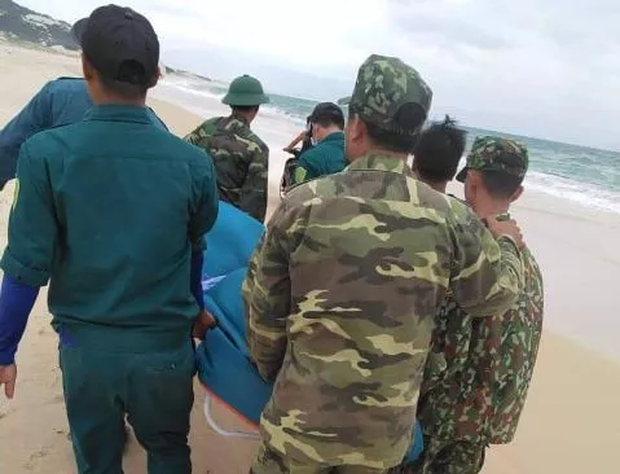 Thi thể nam sinh xấu số được lực lương chức năng đưa lên bờ (Ảnh: Người Lao Động).