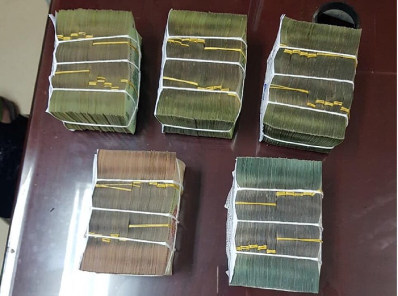 Hàng tỉ đồng tiền mặt bị thu giữ. Ảnh: C.Đ