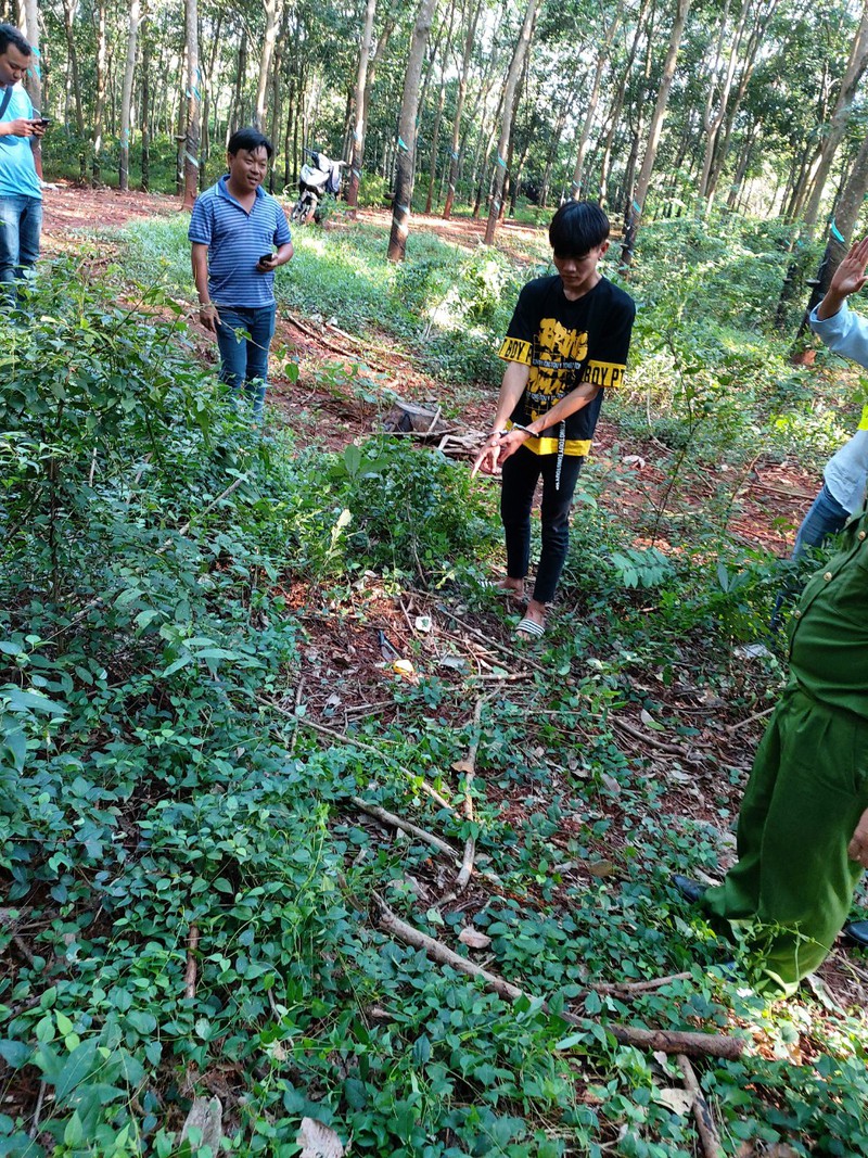 Lê Bảo Chiêu được đưa đến hiện trường .
