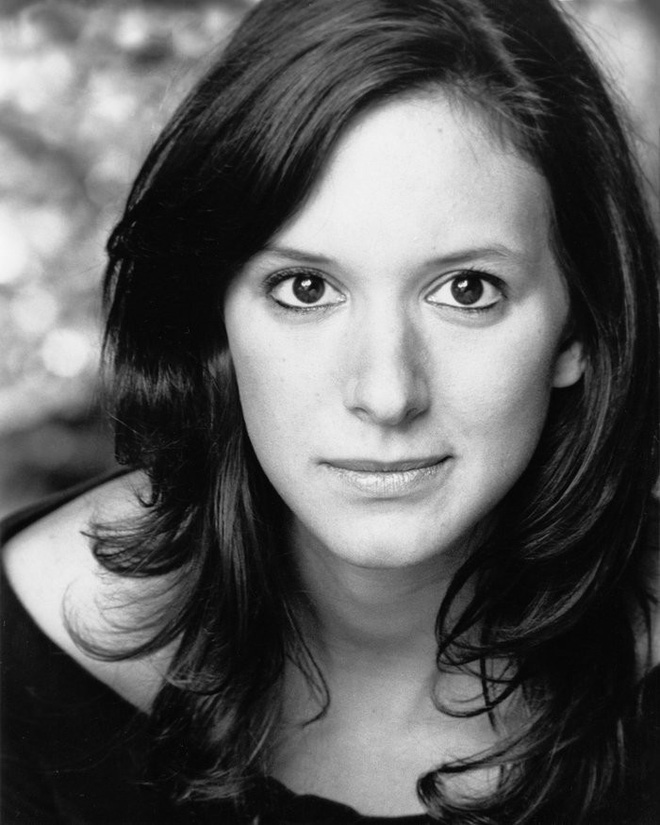 Từ thời con gái, Louise Ford đã hết sức đơn giản trong ăn mặc và trang điểm.