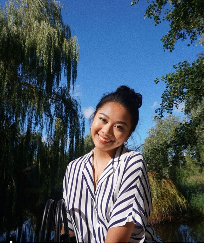 Chính vì thế nên dù Yenli từng xuất hiện trong chương trình Thúy Nga Paris by night số 121 với tư cách nhạc công, song khán giả không ai biết cô là con của MC Kỳ Duyên.