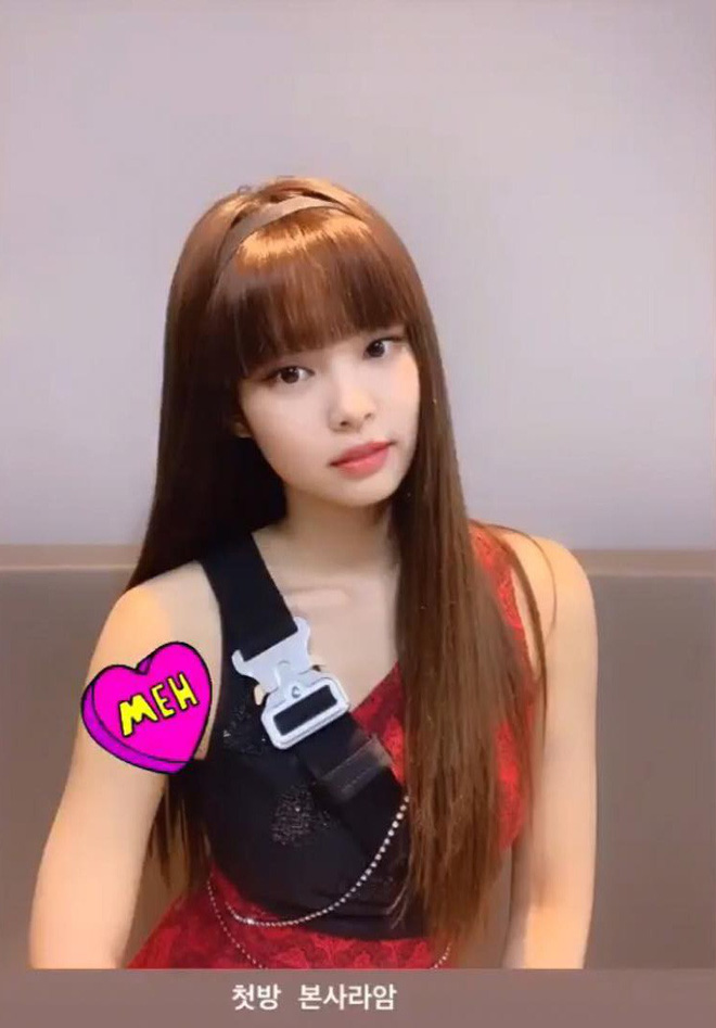 Chiếc mái ngố cũng từng được Jennie thử diện không ít lần. Tuy nhiên, công chúa YG tạo nên làn sóng tranh cãi mạnh mẽ. Một số cho rằng cô nàng “cân” mọi kiểu tóc, số khác lại bày tỏ khi không để mái, cô trông thần thái, quyến rũ hơn.