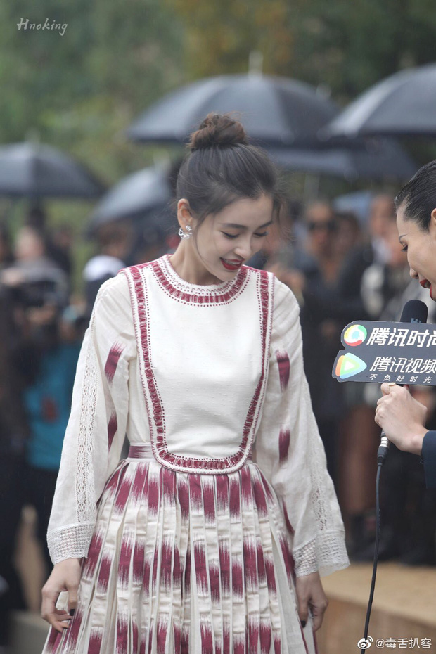 Hình ảnh cho thấy tại Paris ngày hôm qua thời tiết có mưa nhẹ