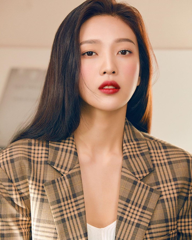 Đôi khi tóc mái của đoá hồng nhà SM còn bị duỗi thẳng đơ thế này, khó mà so được với mái tóc cũ nữ thần hoàn hảo.