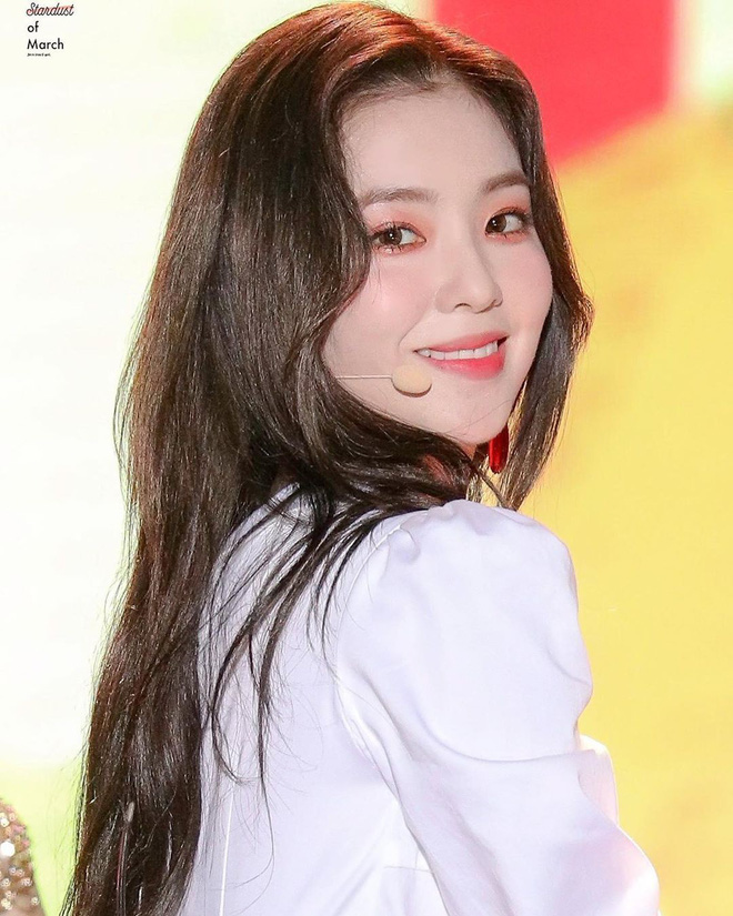 Irene cũng làm fan “phát cuồng” khi chuyển từ mái dài sang mái bằng “cute hột me”. Nữ thần nhóm Red Velvet vừa được khen đáng yêu hack tuổi, vừa được ví như búp bê trong lồng kính.