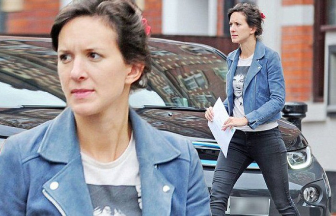 Nữ diễn viên thoải mái dạo phố mà không cần ăn mặc cầu kỳ.