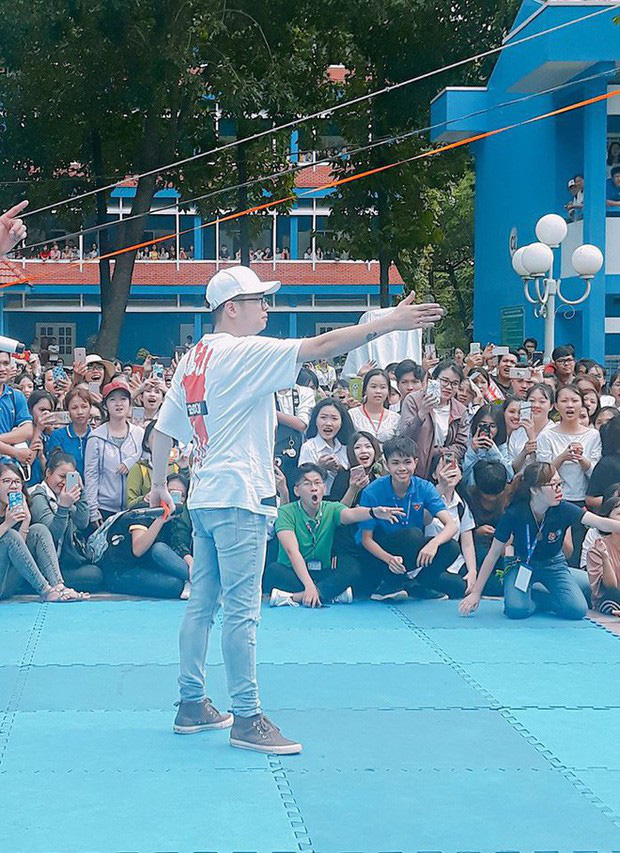 Bùi Anh Tuấn cũng từng gây sốc với ngoại hình mũm mĩm, mặt nọng thấy rõ sau một thời gian im ắng không xuất hiện trước truyền thông.