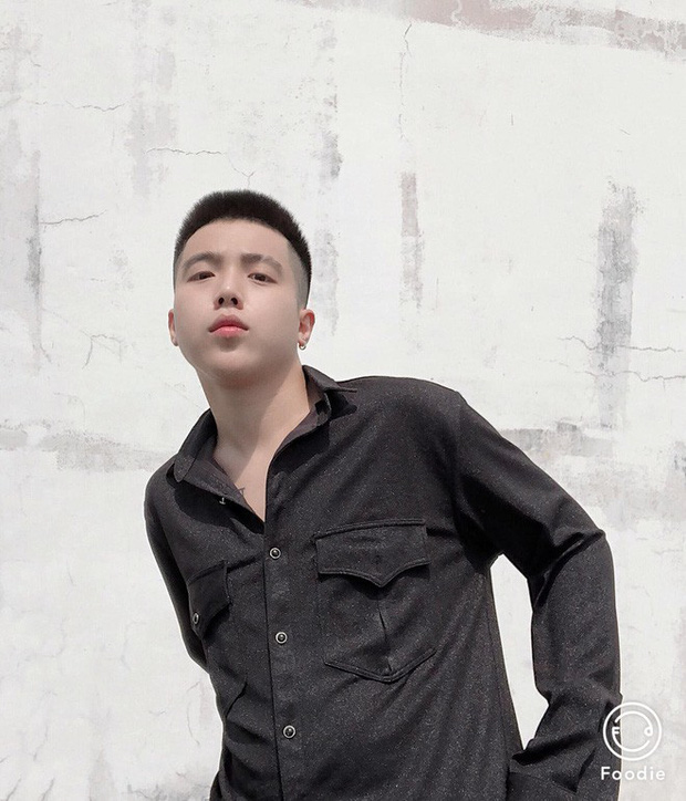 Vài tháng trước, nam ca sĩ đã tăng cân thấy rõ nhưng chưa đến mức mất kiểm soát như hiện tại.