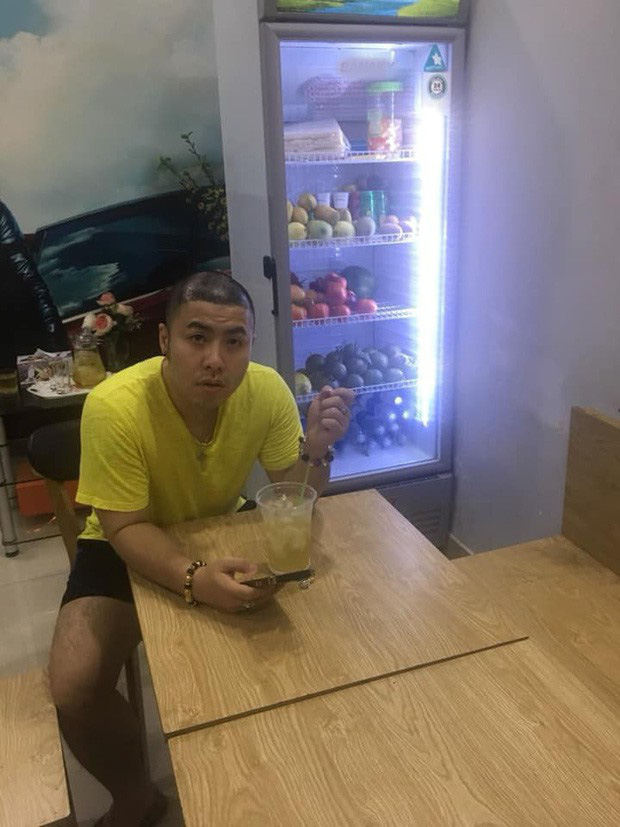 Với hình ảnh đời thường này, nhiều khán giả còn cho biết khó có thể nhận ra nam ca sĩ Akira Phan ngày nào. Tuy nhiên, theo chia sẻ của Akira Phan, do bị bệnh nên anh đã mất kiểm soát cân nặng.