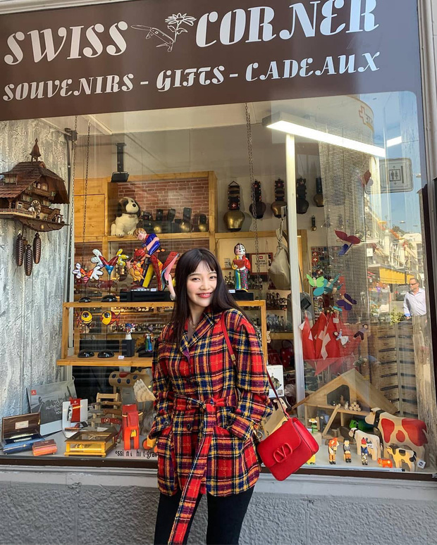 Joy có tóc mái ngắn, thưa và không vào nếp chuẩn salon.