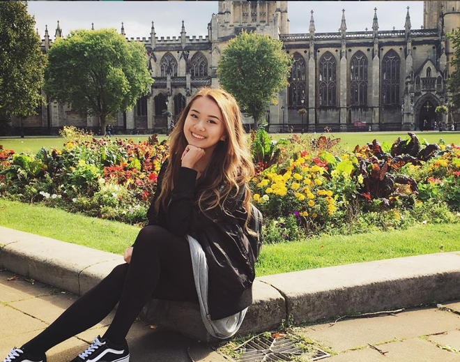 Yenli có đam mê đặc biệt với âm nhạc. Cô từng giành được bằng khen của trường THPT về thành tích trong lĩnh vực âm nhạc. Yenli cũng là nhạc công violin trong dàn nhạc của trường.