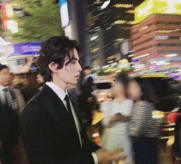 Nhưng ảnh do team qua đường chụp mới chính xác là 