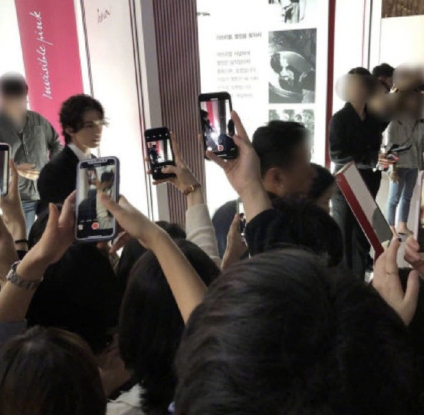 Lee Dong Wook nhận được sự quan tâm lớn của người hâm mộ khi xuất hiện tại sự kiện