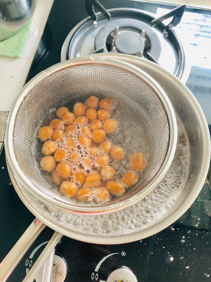 Thủy Tiên tự tay mày mò nấu sữa tươi trân châu đường đen theo sở thích của chồng con.