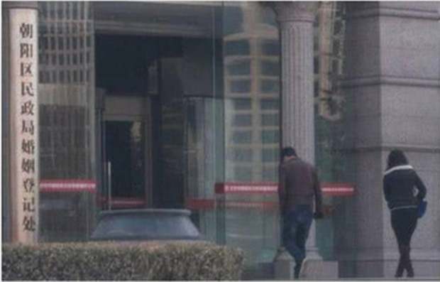 Hồ Ca bí mật xuất hiện ở Cục dân chính cùng 1 cô gái bí ẩn