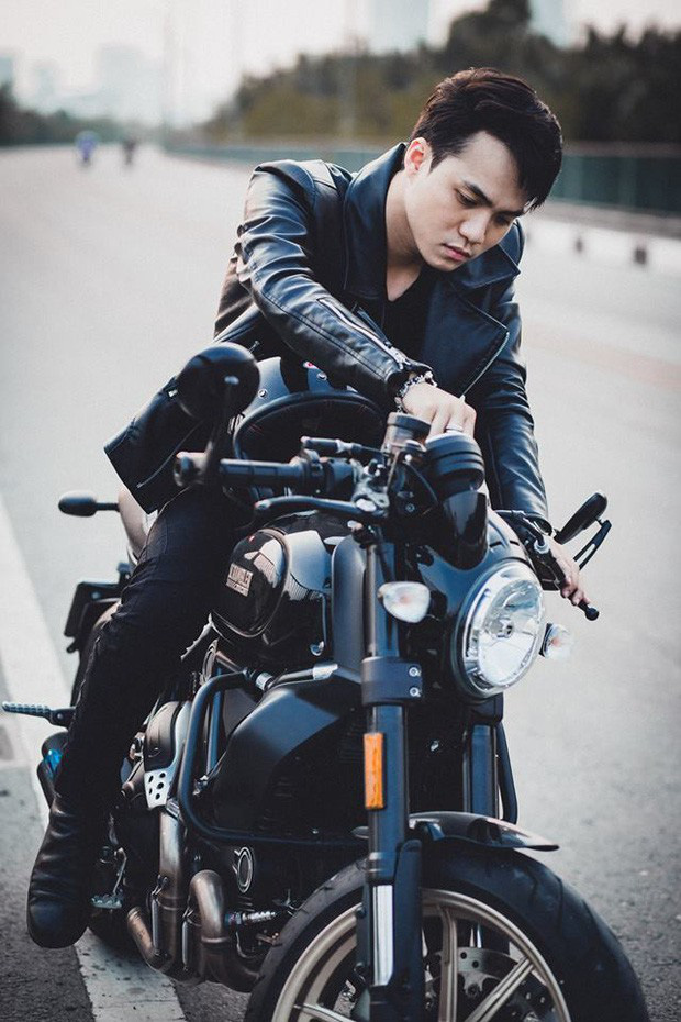 Bạn trai cool ngầu vừa chạy xe motor, bảo sao Lâm Á Hân mê mệt.