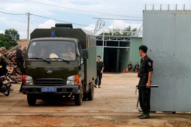 Lực lượng công an đột kích kho xưởng sản xuất ma túy