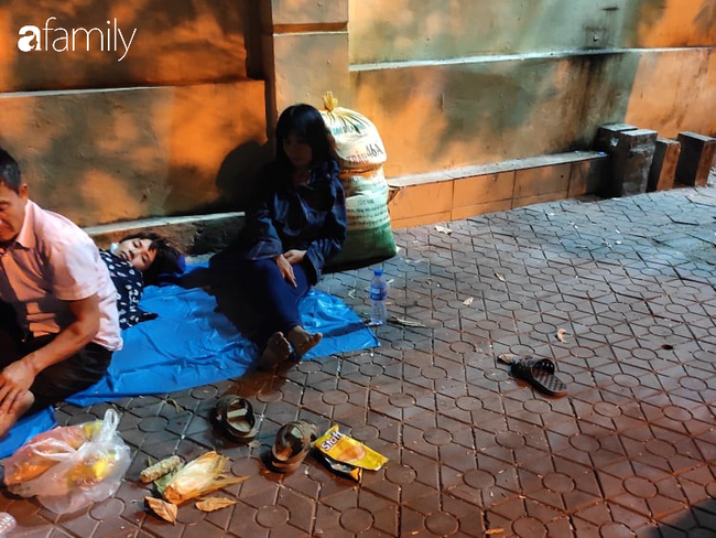 Mẹ của S. gục bên túi đồ của con trai mình.