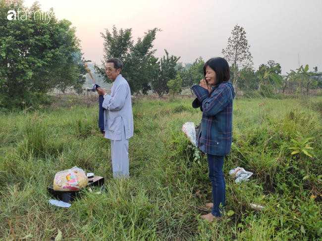 Ra chỗ con trai gặp nạn, bà Thu (mẹ nạn nhân) không cầm được nước mắt.