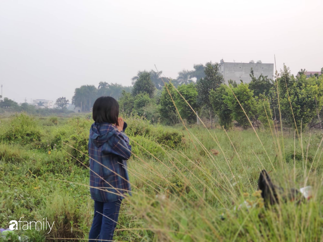 Tại nơi đồng không hiu quạnh, người mẹ nghẹn ngào chắp tay cầu nguyện cho con trai.