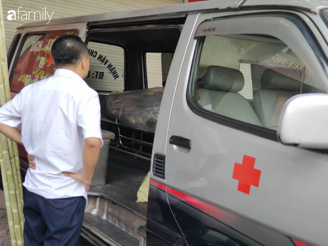 Nhìn cháu lần cuối, những người thân không khỏi xót xa.