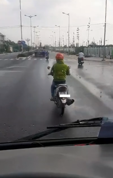 Hình ảnh người phụ nữ ngang nhiên chạy xe vào làn ô tô còn nhất quyết không nhường đường khiến dân mạng bức xúc.