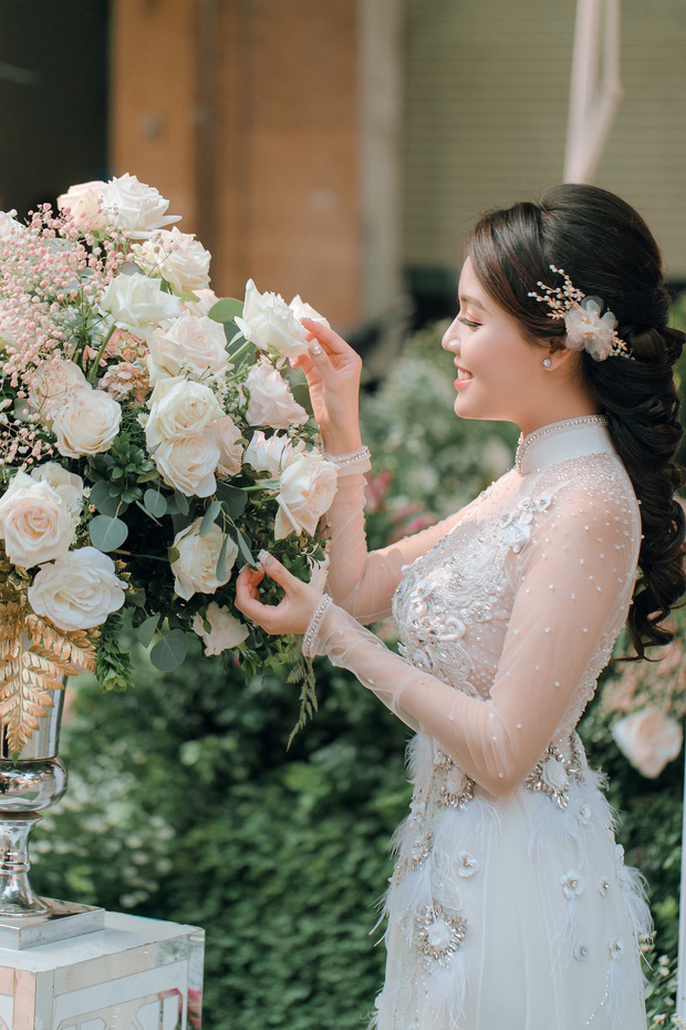 Nhưng đến đám dạm ngõ lại khoe dáng trong tà áo dài đầy táo bạo.