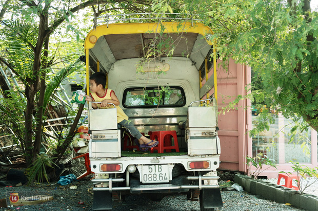 Ông không thích gọi các em là trẻ mồ côi.