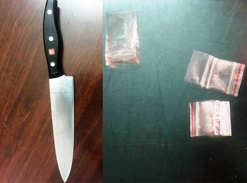 Con dao và chất nghi ma túy trên người ông Lee Sam. Ảnh: CA