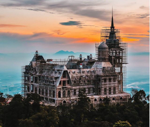 Hình ảnh tòa lâu đài Tam Đảo khi đang xây dựng thô.