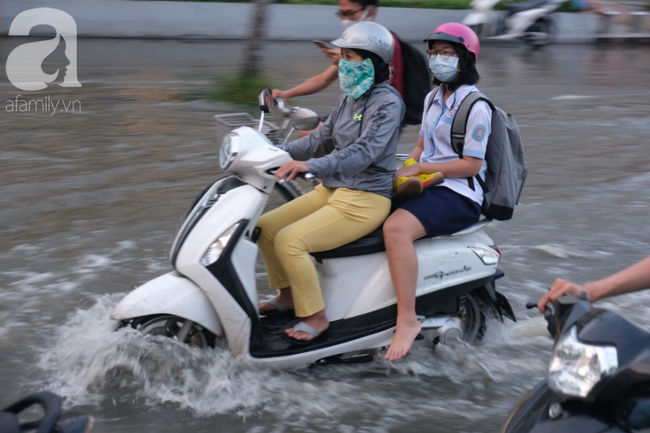 Phụ huynh khó khăn khi đưa con đi học về.