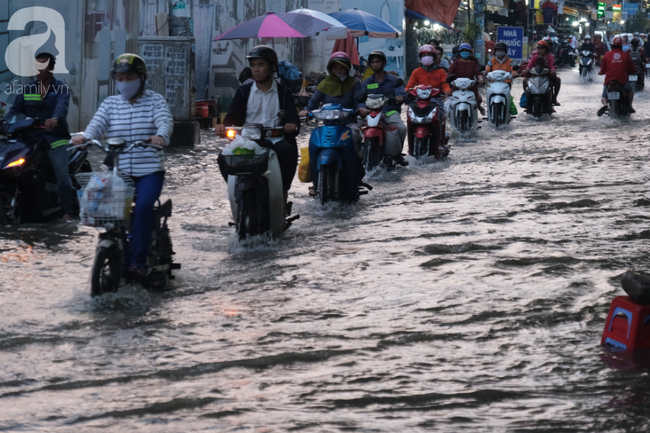 Dòng xe cộ nối đuôi nhau 