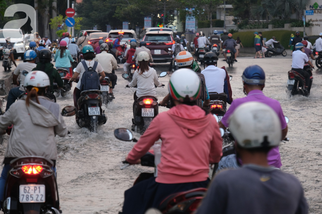 Con đường Nguyễn Thị Thập (quận 7) bỗng thành... sông.