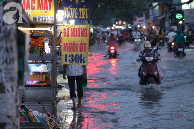 Gà, vịt nướng ế nhệ vì triều cường.