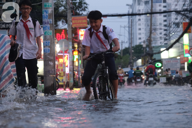 Học sinh đợi đến tối khi nước bắt đầu rút mới thong thả về nhà.