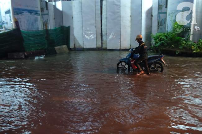 Đến tối nước vẫn còn rất nhiều.