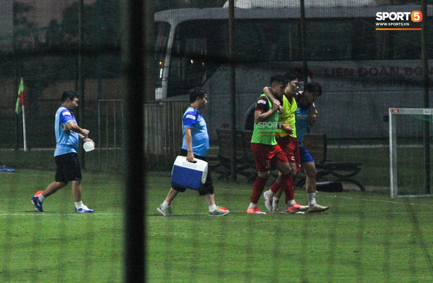 Tiền vệ Lương Xuân Trường được các bác sĩ và đồng đội sơ cứu sau chấn thương. Ảnh: Vô Ưu