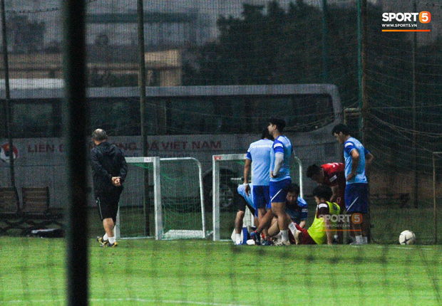 Các bác sĩ sơ cứu Xuân Trường bên ngoài sân tập. Ảnh: Vô Ưu