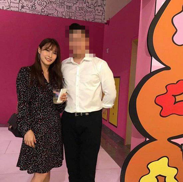 Cặp đôi gặp gỡ ở một buổi triển lãm và mối quan hệ tiến triển thành người yêu