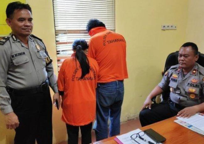 Cha dượng và mẹ bé gái bị bắt giữ ở đồn cảnh sát.