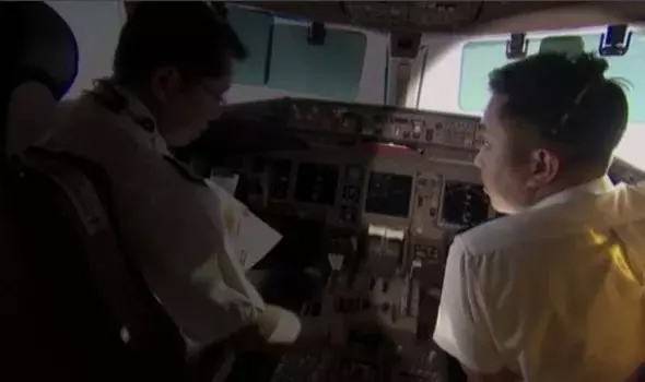 Cơ phó Fariq Abdul Hamid (phải) trong một chuyến bay