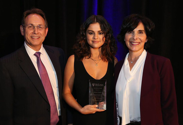 Ấy vậy mà chỉ sau đó 6 ngày, Selena đã xuất hiện với gương mặt ngấn đến mức khó tin. Cô nàng lên cân quá nhanh, khiến fan không khỏi choáng váng