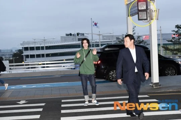 Lee Dong Wook thản nhiên qua đường và vẫy tay khi đèn đỏ cho người đi bộ còn đang bật